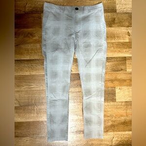 Skinny / tight capri-style dress pants. Size: Small (Length 28-30 and Waist 32)